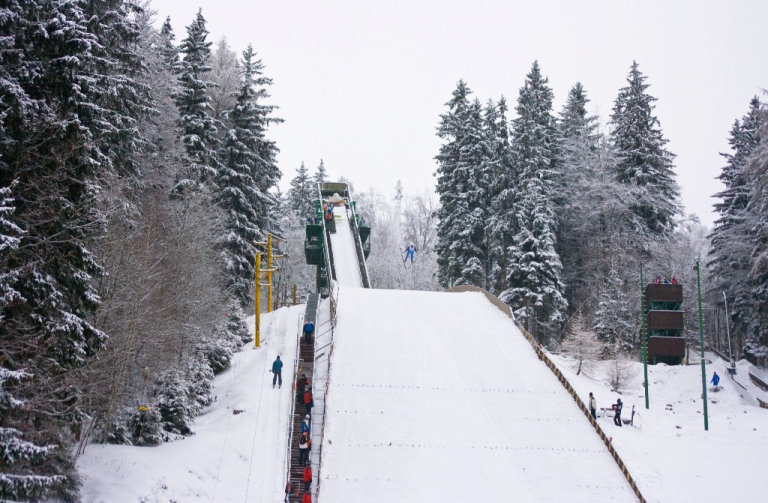 Skokanský můstek HS 100 je v hHrrachově perfektně připraven na Kontinentální pohár.